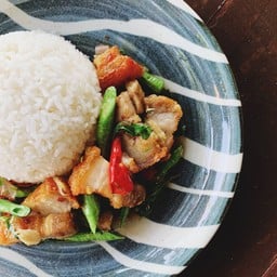 ผัดกระเพราหมูกรอบราดข้าว