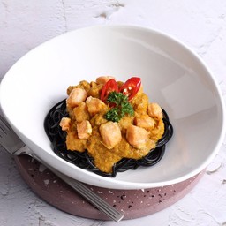 SQUID INK SAPAGHETTI WITH SALMON CURRY SAUCE