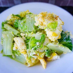 ผัดผักกาดขาวใส่ไข่ราดข้าว