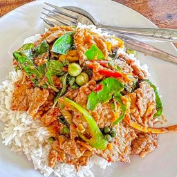 ผัดเผ็ดสันคอหมู ราดข้าว