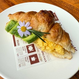 Croissant with Creamy Scrambled Eggs and Avocado+Drink (ครัวซองต์ไข่ข้นอโวคาโด้+เครื่องดื่ม)