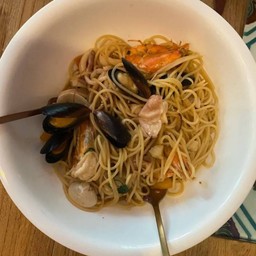 Spaghetti Seafood with White Wine Sauce