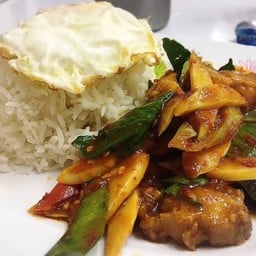หน่อไม้ผัดพริกแกงราดข้าว