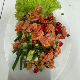 ยำถั่วทอดใส่กุ้งแห้ง