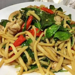 หน่อไม้ผัดโหระพาราดข้าว