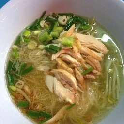 ก๋วยเตี๋ยวไก่ต้มลูกชิ้นหมู