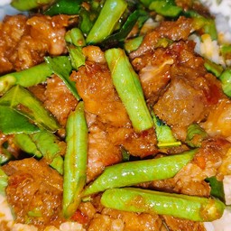 ข้าวผัดพริกแกงเนื้อชิ้นใส่ถั่วฝักยาว