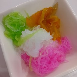 ซ่าหริ่มและมะม่วงในน้ำกะทิอบควันเทียน