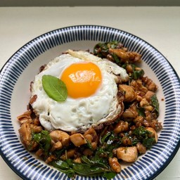 กะเพราไก่สับ ฟรี ไข่ดาว