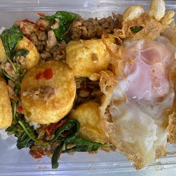 กระเพราเต้าหู้ทอดหมูสับราดข้าว