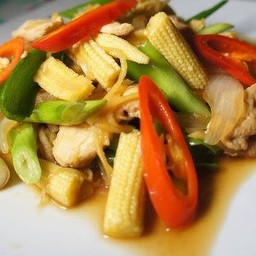 ผัดขิงข้าวโพดอ่อนราดข้าว