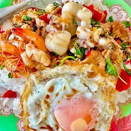 กะเพราหมู หมึก กุ้ง ไข่ดาว ราดข้าว ( เมนูรวมมิตร )