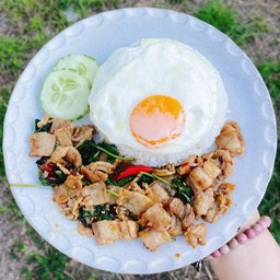 ข้าวกะเพราหมูสามชั้น