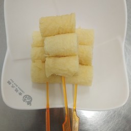 ฟองเต้าหู้ม้วนทอดเสียบไม้