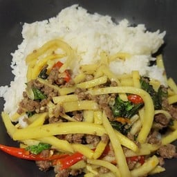 ข้าวกะเพราเนื้อชิ้นหน่อไม้