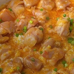 ข้าว ไก่นุ่มผัดซอสสุกี้ใส่ไข่