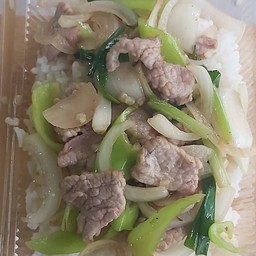 ผัดพริกหยวกราดข้าว