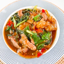 กะเพราราดหน้าเส้นเล็ก หมูหมักนุ่ม