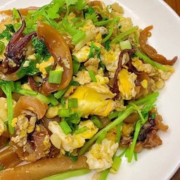 ปลาหมึกกรอบผัดไข่ราดข้าว