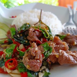 ผัดกะเพราเนื้อน่องลายราดข้าว