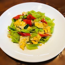 พริกหนุ่มผัดไข่
