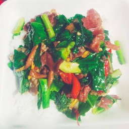 คะน้าเนื้อตุ๋น ใส่พริก ราดข้าว