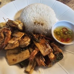 ข้าวราดผัดหน่อไม้กุ้ง