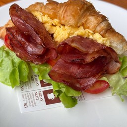 Croissant creamy scrambled eggs and ham+Drink(ครัวซองต์ไข่ข้นแฮม+เครื่องดื่ม)