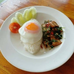 ข้าวกระเพราหมูไข่ดาว