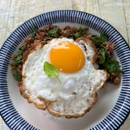 กะเพราหมูสับ ฟรี ไข่ดาว