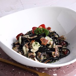 SQUID INK SPAGHETTI AGLIO E OLIO WITH BACON