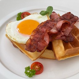 Waffle with egg and becon (วาฟเฟิลไข่เบคอน + เครื่องดื่ม)