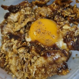 ข้าวหมูชิ้นผัดกระเทียมไข่เยิ้ม