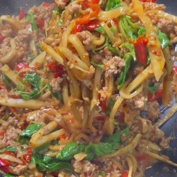 ผัดกะเพราน่อไม้ราดข้าว