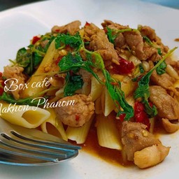 มักกะโรนีผัดกะเพราเนื้อน่องลาย