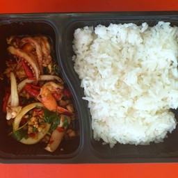 กะเพรารวม หมูหมึก กุ้ง