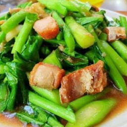 คะน้าหมูกรอบ