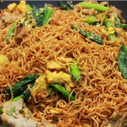 มาม่าผัดใส่ผัก ใส่เนื้อ