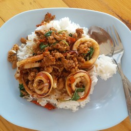 กะเพราหมูสับ+ปลาหมึก ราดข้าว