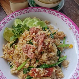 ข้าวผัดแหนมริมสะพาน