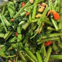 ข้าวราดผัดผักบุ้ง