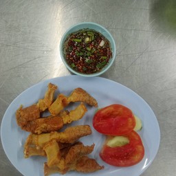 สามชั้นทอดน้ำปลา