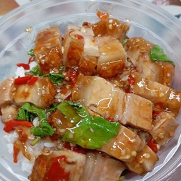 กะเพราหมูกรอบ ราดข้าว