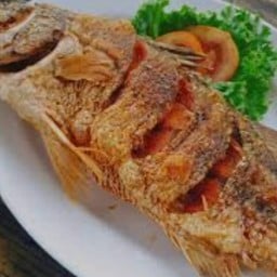 ปลากะพงทอดกระเทียมพริกไทย