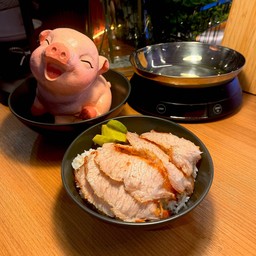 ข้าวหน้าคอหมูย่างเล็ก (S) คู่น้ำจิ้มรสเด็ด