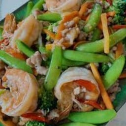 ผัดผักรวมกุ้งหมูสับราดข้าว