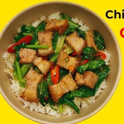 ข้าวราดคะน้าหมูกรอบ