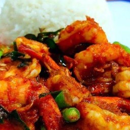 ผัดพริกแกงทะเลราดข้าว