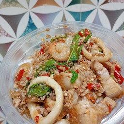 กะเพรารวมมิตรทะเล ราดข้าว