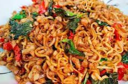 ผัดมาม่ากะเพราหมู